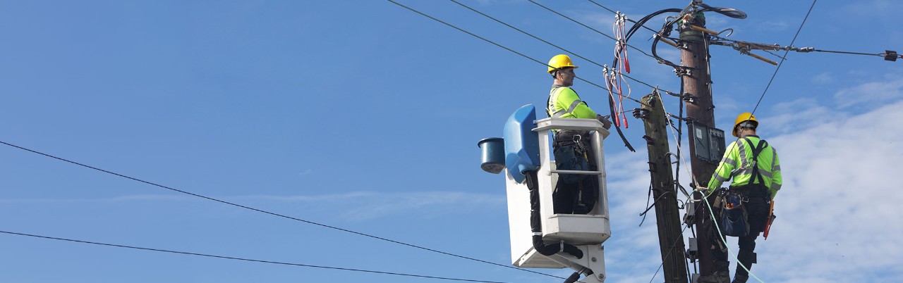 workers-fixing-power-lines